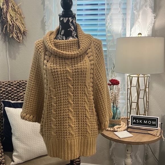 Ya Los Angeles Nuetral Poncho / Cape / Cloak - Picture 5 of 13